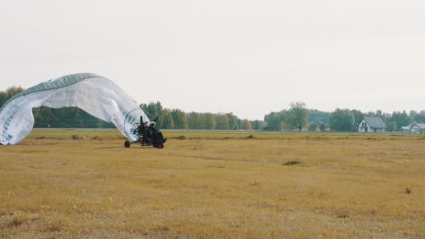 Paramotor deslizante tandem iniciando o elevador ou voo — Vídeo de Stock