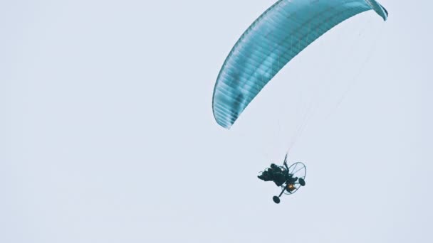 Paramotor Tandem planeando y volando en el aire. Copiar espacio — Vídeos de Stock