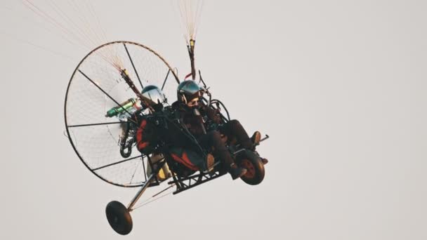 Tandem Paramotor Gliding - två män flyger och glider i luften — Stockvideo