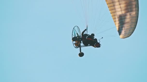 Tandem Paramotor Gliding - twee man vliegen en glijden in de lucht — Stockvideo