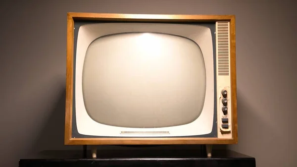Starý vintage tv na polici — Stock fotografie