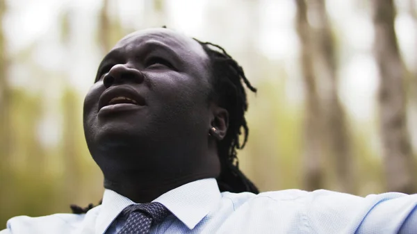 Primer plano de un hombre africano mirando hacia el cielo. Las vidas negras importan —  Fotos de Stock