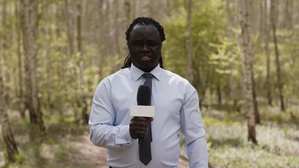 Slecht nieuws. Afrikaanse man rapporteert vanuit het bos — Stockfoto