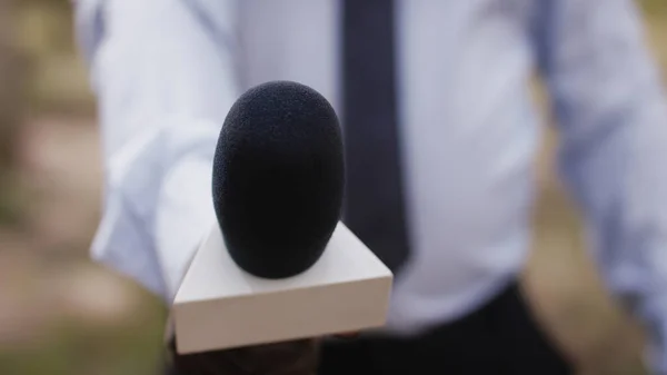 Reporter holding microfone, close up shot — Foto Stock