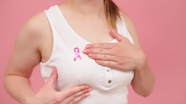 Mujer examinando su pecho. Concepto de conciencia sobre el cáncer de mama — Vídeo de stock