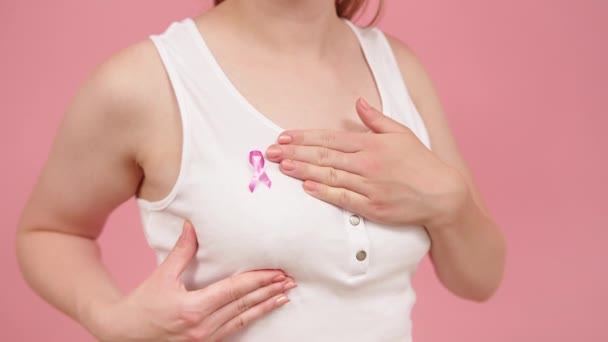 健康とボディケア。乳房の自己検査乳がん意識の概念 — ストック動画