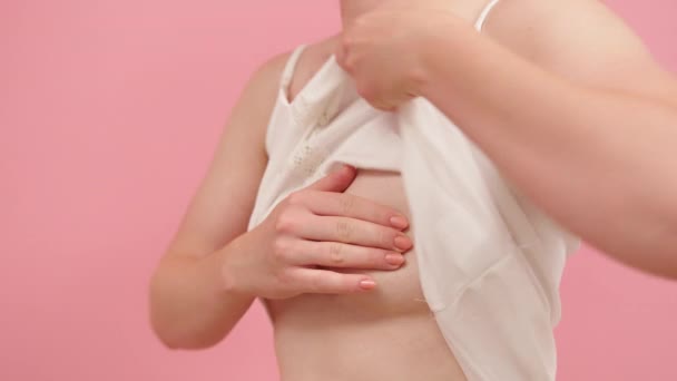 Femme examinant son sein. Concept de sensibilisation au cancer du sein — Video