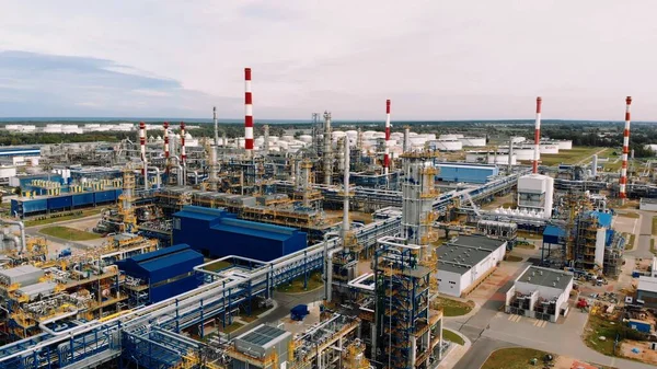 Повітряне повітря над інфраструктурою труби на нафтопереробному заводі в Гданську (Польща).. — стокове фото