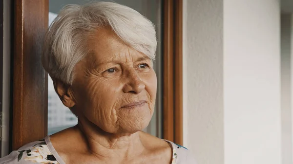 Retrato de mulher de cabelos grisalhos sênior olhando à distância — Fotografia de Stock