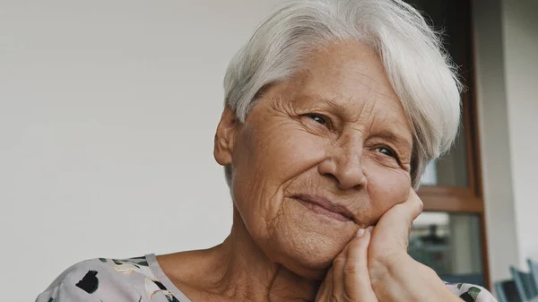 Mulher sênior pensativo com sorriso olhando à distância. Retrato com espaço de cópia — Fotografia de Stock