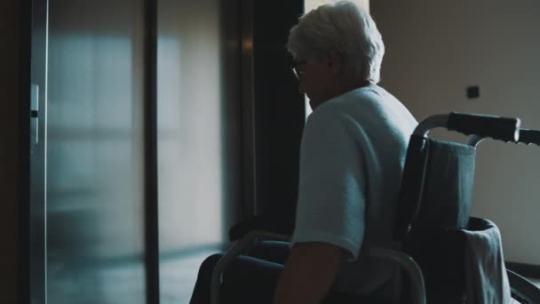 使用轮椅电梯的老年残疾妇女。慢动作 — 图库视频影像