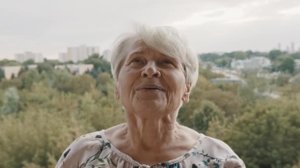 Femme âgée pratiquant la respiration sur la terrasse. concept de santé et de bien-être — Video