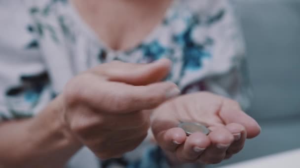 Bezorgde volwassen vrouw tellen munten. Laag pensioenconcept close-up schot op de gerimpelde handen — Stockvideo