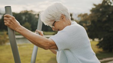 Spor salonunda ve dışarıda egzersiz yapan mutlu yaşlı kadın.. 