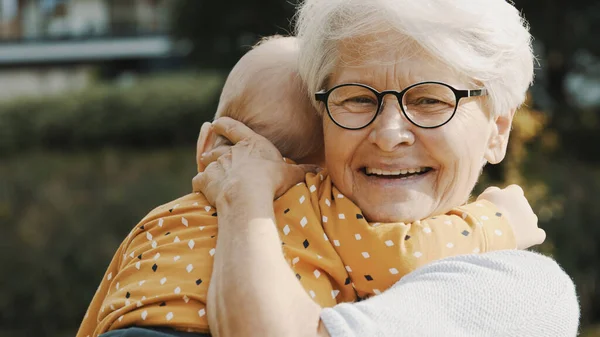 Близкие, счастливая бабушка с внуком на природе — стоковое фото