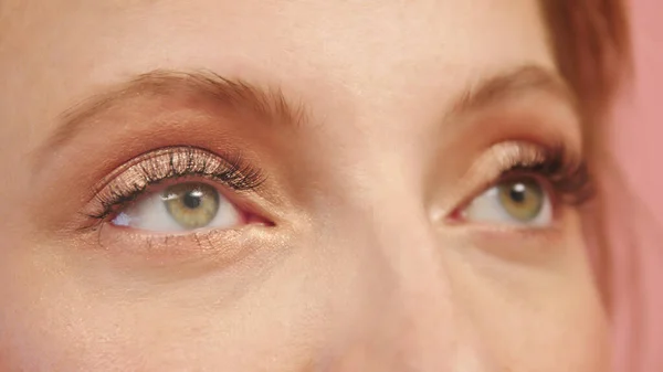 Närbild ansikte vacker flicka med vackra stora gröna ögon, stora ögonfransar och ögonbryn — Stockfoto
