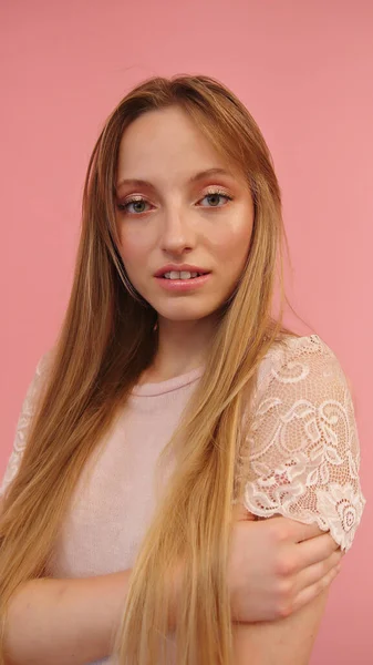 Retrato de hermosa mujer caucásica sonriente aislada sobre fondo rosa — Foto de Stock