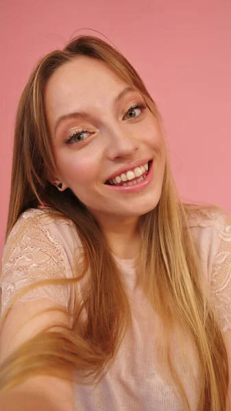 Portré gyönyörű mosolygós fehér nő elszigetelt rózsaszín háttér — Stock Fotó