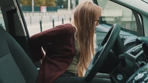 Young disabled woman getting out from the car in her wheelchair. — Stock Video