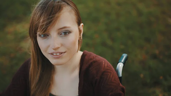 Portret van een prachtig blank gehandicapt meisje genietend van de wind in de natuur — Stockfoto