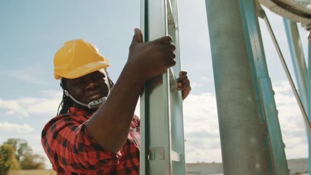 Afrikanischer schwarzer Ingenieur klettert auf die Leders des Silikosystems — Stockvideo