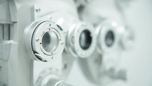 Autorefraktor na klinice optometristů. Zaměření regálů — Stock video