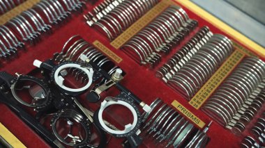 Yakın çekim, test gözlüğü ve geniş bir test diopteri seçimi.. 