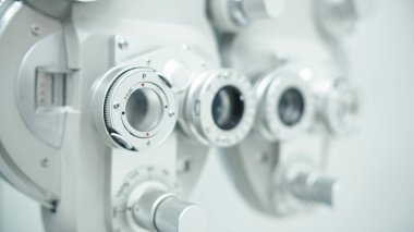 Optometrist kliniğinde otomatik fraktör. Yüzeyin derinliği