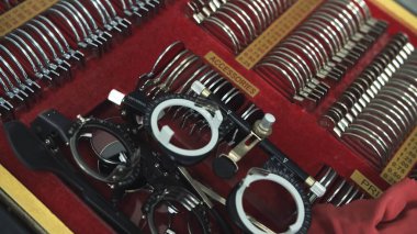 Yakın çekim, test gözlüğü ve geniş bir test diopteri seçimi.. 