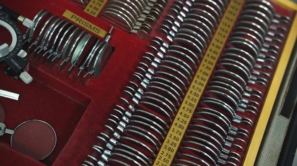 Yakın çekim, test gözlüğü ve geniş bir test diopteri seçimi.. 