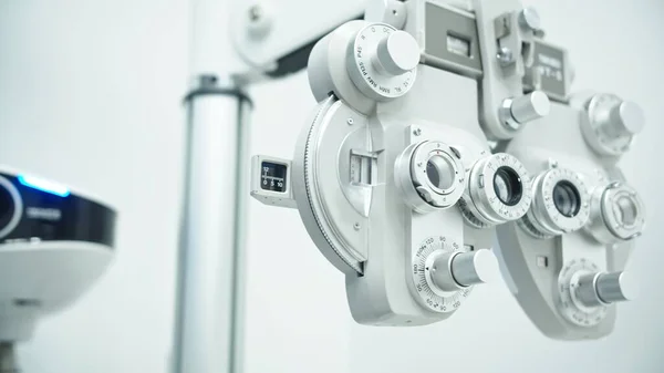 Clinica oculare con autorefrattore, lampada a fessura e strumenti diagnostici oculari — Foto Stock