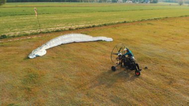 Paramotor paraşütü kalkışa hazırlanıyor..