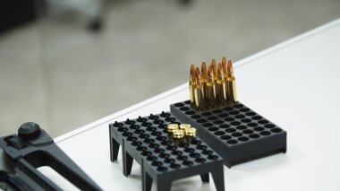 Pompalı fişekler. Cephane kutusunda Shotgun mermilerinin yakın plan çekimi.