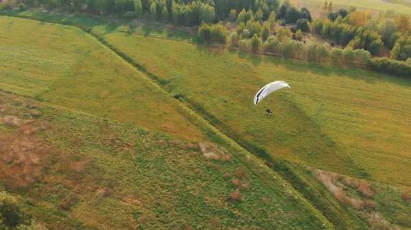 Paramotor Tandem Gliding And Flying In The Air. Espaço de cópia — Fotografia de Stock