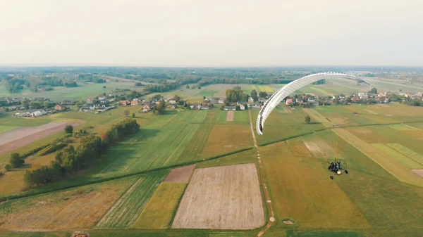 Paramotor Tandem siklik és repül a levegőben. Fénymásolási hely — Stock Fotó