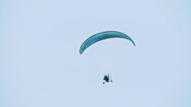 Paramotor Tandem süzülüyor ve havada uçuyor. Boşluğu kopyala