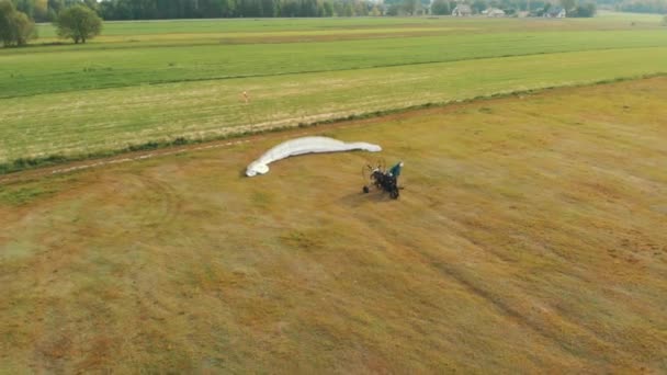 Luchtfoto van de paragliding tandem die klaar staat om op te stijgen — Stockvideo