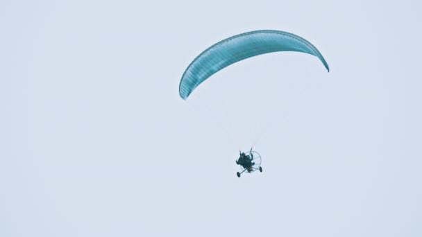Paramotor Tandem Gliding och flygande i luften. Kopiera utrymme — Stockvideo