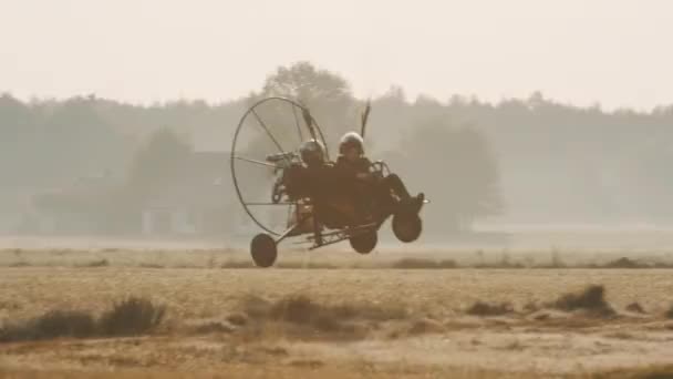 Lądowanie z paramotorem tandemowym w zwolnionym tempie. Szeroki strzał. — Wideo stockowe
