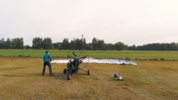 Vista aérea da tandem parapente preparando-se para decolar — Vídeo de Stock