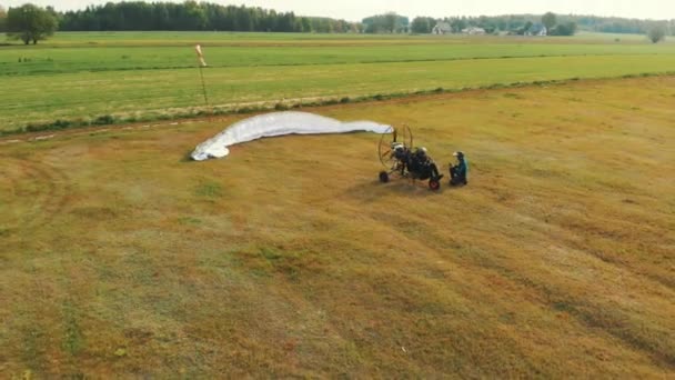 Aerial view of paragliding tandem preparing to take off — Stock Video