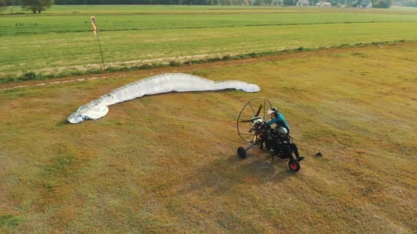 Luftaufnahme eines Paragliding-Tandems, das sich auf den Start vorbereitet — Stockvideo