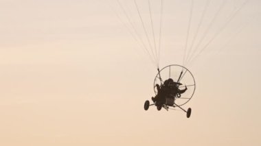 Tandem Paramotor Süzülüyor - havada süzülüp uçan iki adam