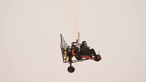 Tandem Paramotor Gliding - två män flyger och glider i luften — Stockvideo