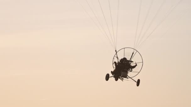 Tandem Paramotor Süzülüyor - havada süzülüp uçan iki adam — Stok video