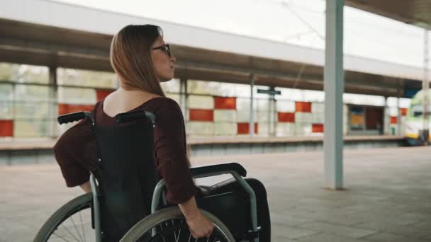 Onnellinen nuori itsenäinen vammainen nainen rautatieasemalla — kuvapankkivideo
