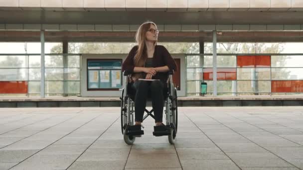 Varsovia, Polonia 09.04.2020 - Feliz joven discapacitada independiente en la estación de tren — Vídeos de Stock