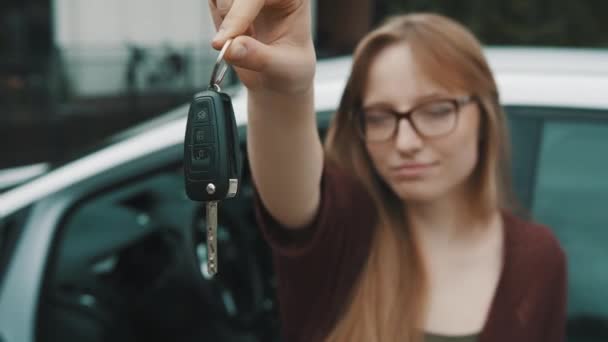 Ung kaukasisk glad kvinnaframför den nya bilen och hålla nycklar — Stockvideo