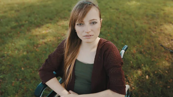 Portret van een prachtig blank gehandicapt meisje genietend van de wind in de natuur — Stockfoto