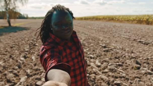 Agricultor africano segurando solo em sua mão — Vídeo de Stock